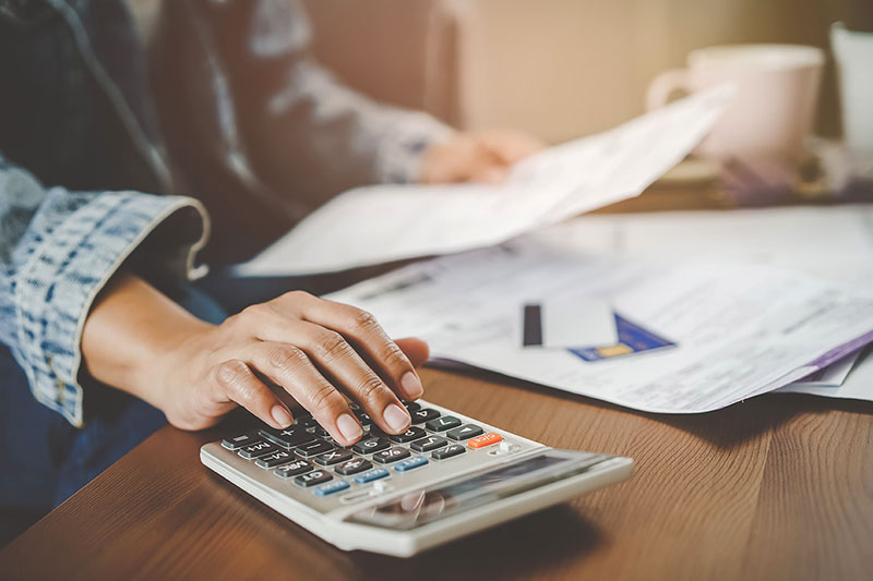 Bürokaufmann kalkuliert